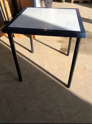 Mesa de bar de mármol y metal