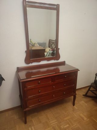 Cómoda de madera con espejo