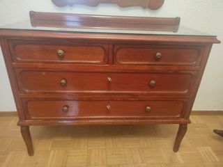 Cómoda de madera con espejo
