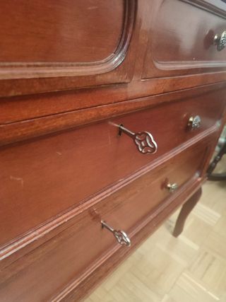Cómoda de madera con espejo