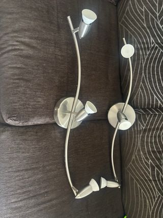 Lámpara de techo plateada y blanca