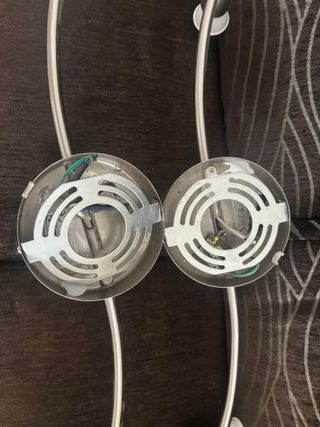 Lámpara de techo plateada y blanca