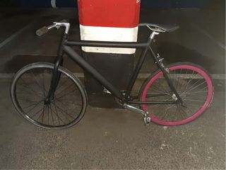 Bicicleta carretera negra mate ligera