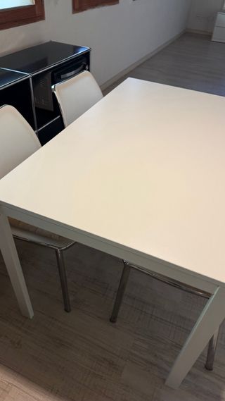Mesa de comedor de madera blanca