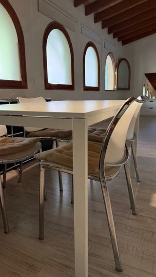 Mesa de comedor de madera blanca