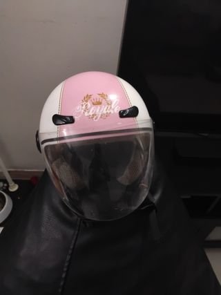 Casco de moto rosa y blanco