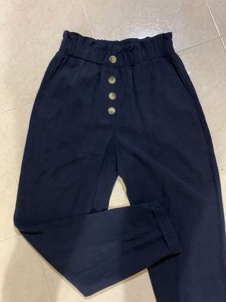 Pantalón azul con botones