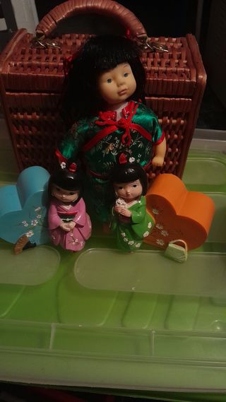 Bambole asiatiche e bambola di pezza