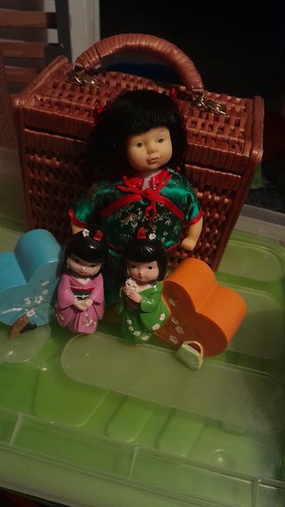 Bambole asiatiche e bambola di pezza