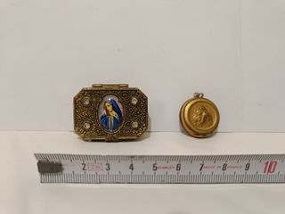 Vecchie scatole con rosari