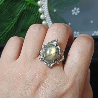 Anillo de Labradorita Natural(Luz dorada)