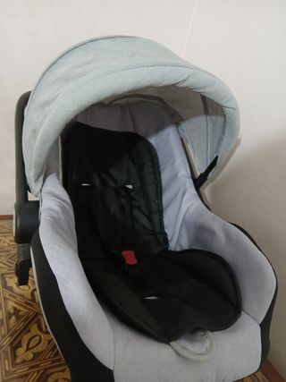 Silla de bebé gris y negra