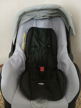Silla de bebé gris y negra