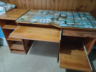 Escritorio de madera con tapa de cristal