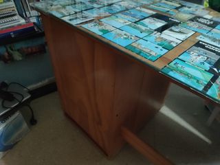 Escritorio de madera con tapa de cristal