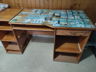 Escritorio de madera con tapa de cristal