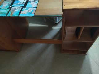 Escritorio de madera con tapa de cristal