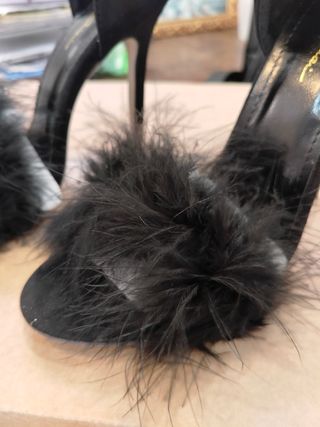 Tacones negros con plumas