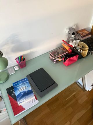 Escritorio cristal ácido y metal con bandeja