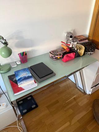 Escritorio cristal ácido y metal con bandeja