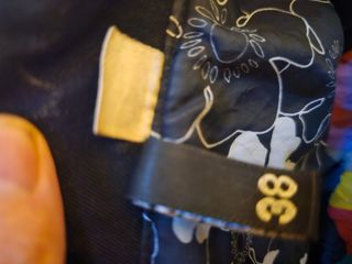 Chaqueta Negra con Forro Estampado Floral