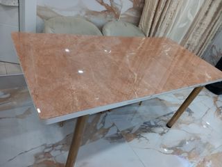 Mesa de comedor moderna mármol y metal