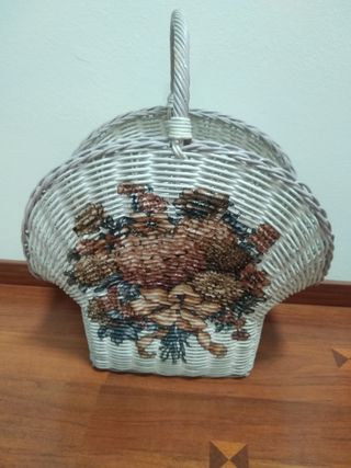 Cesto antiguo de mimbre con flores.Revistero.