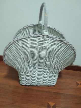 Cesto antiguo de mimbre con flores.Revistero.
