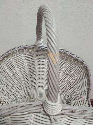 Cesto antiguo de mimbre con flores.Revistero.