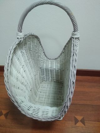 Cesto antiguo de mimbre con flores.Revistero.