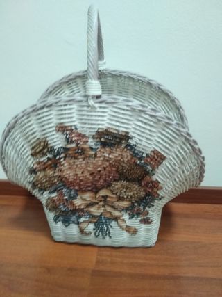 Cesto antiguo de mimbre con flores.Revistero.