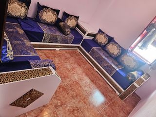 Sofá modular azul y dorado