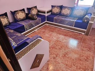 Sofá modular azul y dorado