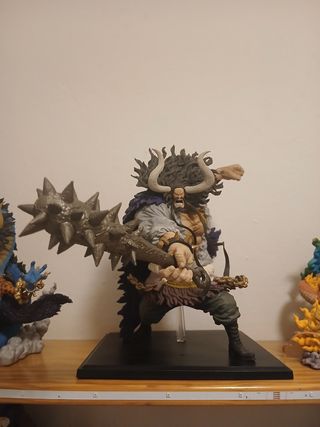 Figura Kaido One Piece con su caja