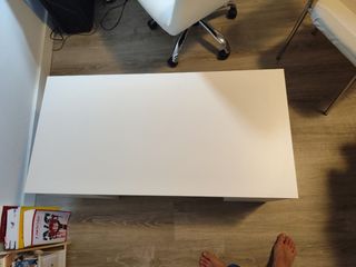 Mesa auxiliar blanca con almacenaje