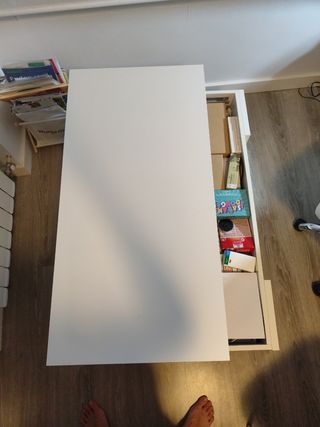 Mesa auxiliar blanca con almacenaje