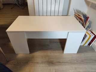 Mesa auxiliar blanca con almacenaje