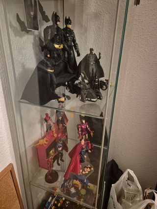 Vitrina con figuras de superhéroes