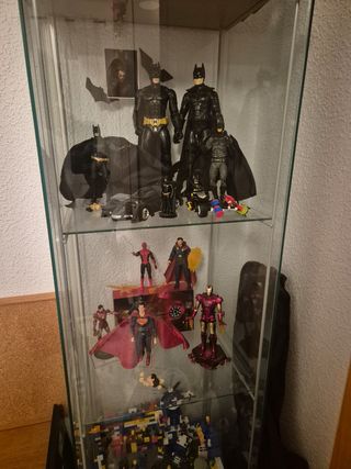Vitrina con figuras de superhéroes