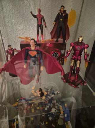 Vitrina con figuras de superhéroes