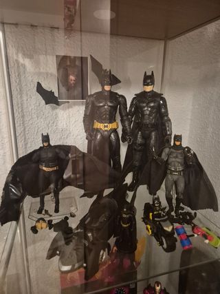 Vitrina con figuras de superhéroes