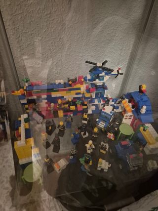 Vitrina con figuras de superhéroes