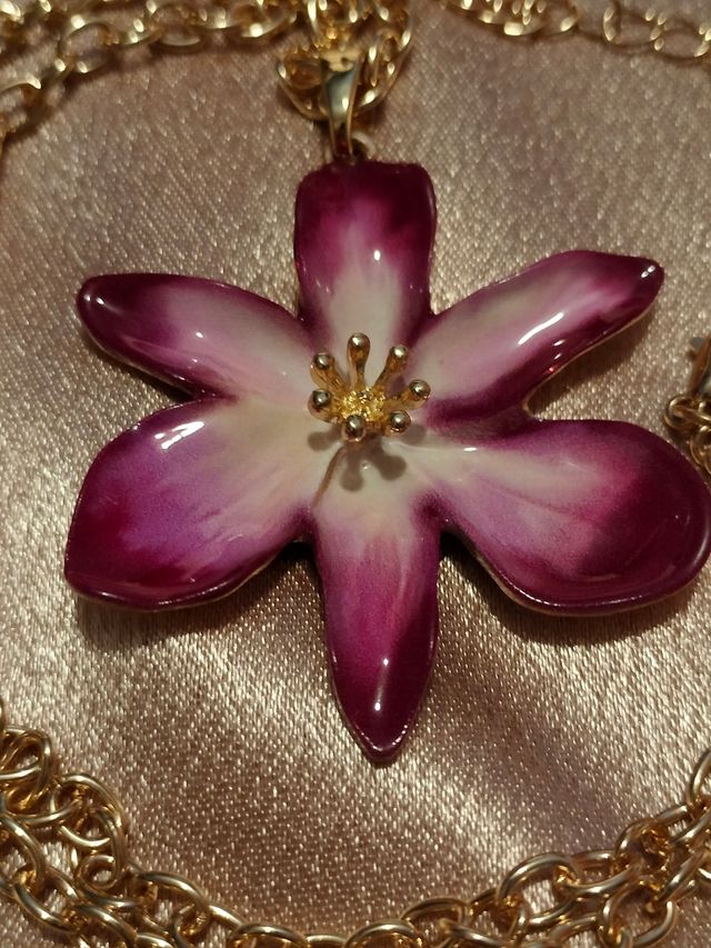 Collana fiore smaltato oro e viola