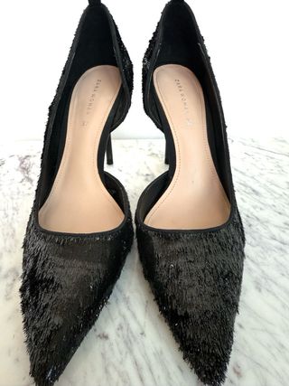 Zapatos de tacón negros con lentejuelas