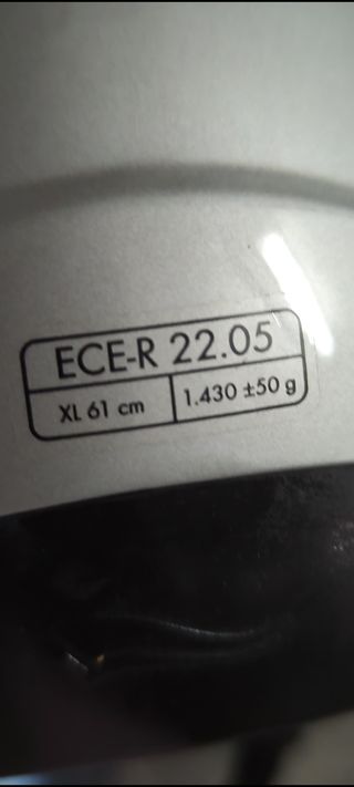 Casco de moto gris con visera