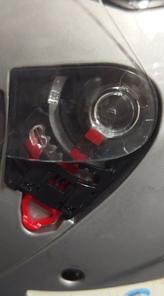 Casco de moto gris con visera