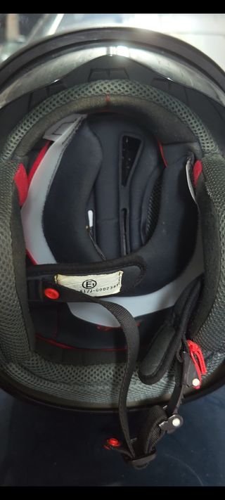 Casco de moto gris con visera