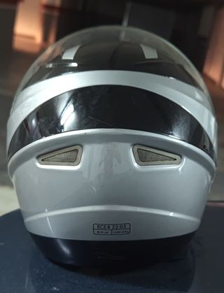 Casco de moto gris con visera