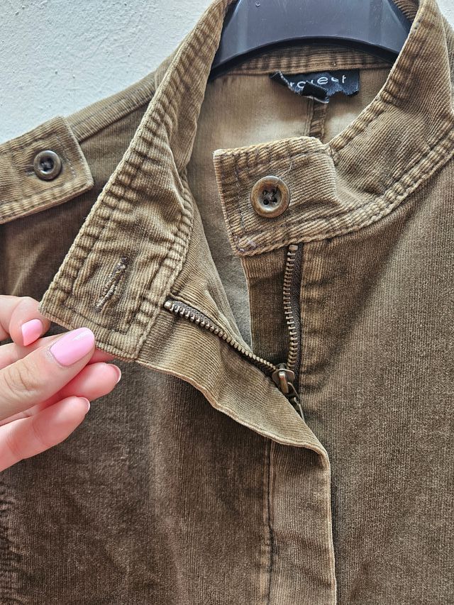 Chaqueta pana marrón tipo americana