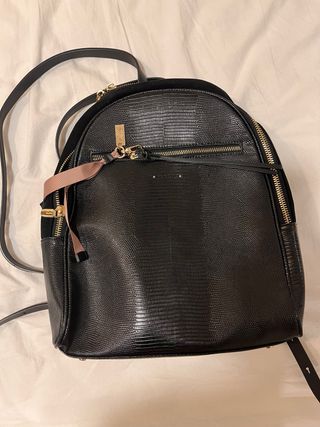 Mochila negra efecto piel